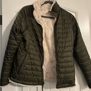 The North Face Girls reversible coat. Excellent condition. Barely used.